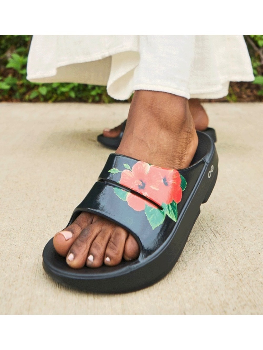 EUC OOFOS OOahh Limited Edition Hibiscus Pop Recovery Sandal size 8